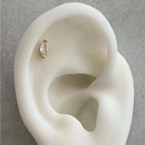 COPY - 18K Gold Crystal Tear Drop Cartilage Earring Brand New - Picture 4 of 4